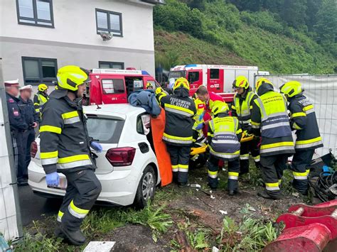 Drei Verletzte Lenkerin Erlitt Medizinischen Notfall Minuten