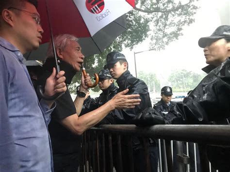 【逃犯條例】民主派議員冒雨到禮賓府要求與林鄭對話 被警方指集會截停 星島日報