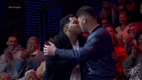 Huck Mostra Beijo Gay E Pedido De Casamento Ao Vivo No Doming O Jornal De Bras Lia
