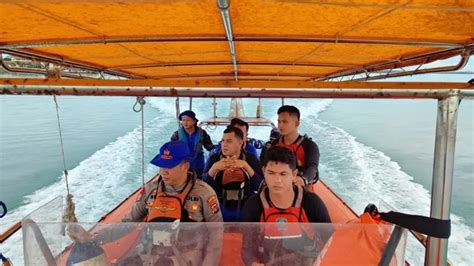 Dihantam Ombak Di Laut Jawa Tiga ABK Kapal Nelayan Tenggelam Tim SAR