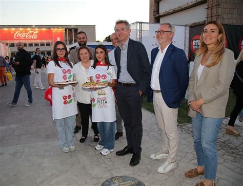 Il Sindaco Gaetano Manfredi Al Coca Cola Pizza Village Giornale Tablo