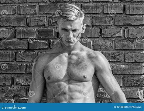 Construtor Torso Muscular Parede De Tijolo No Fundo Atleta Torso Nude Conceito Do
