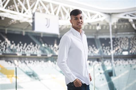 Kaio Jorge Posa Con La Maglia Numero Della Juve