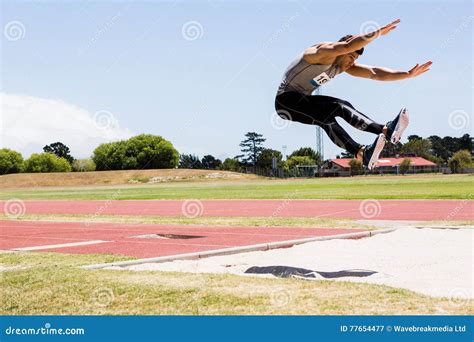 Atleta Que Realiza Un Salto De Longitud Imagen De Archivo Imagen De