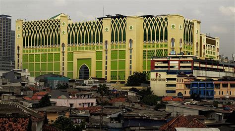 Pedagang Pasar Tanah Abang Di Tengah Gempuran Zaman