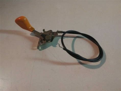 GENUINE OEM JOHN DEERE LAWN TRACTOR THROTTLE CABLE PART NUMBER AM122882