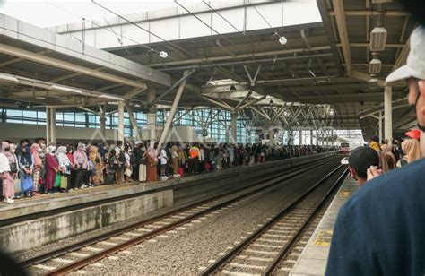 Kepadatan Stasiun Manggarai ANTARA Foto