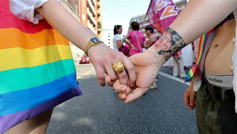 Commissione Ue Chiede Di Tutelare I Diritti Dei Genitori Gay In Tutta Europa La Repubblica