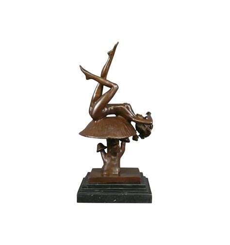 Estatua De Bronce De Una Mujer Desnuda Alice