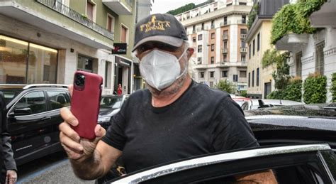 Briatore Arriva A Casa Santanch State Lontani Vi Contagio Dedica