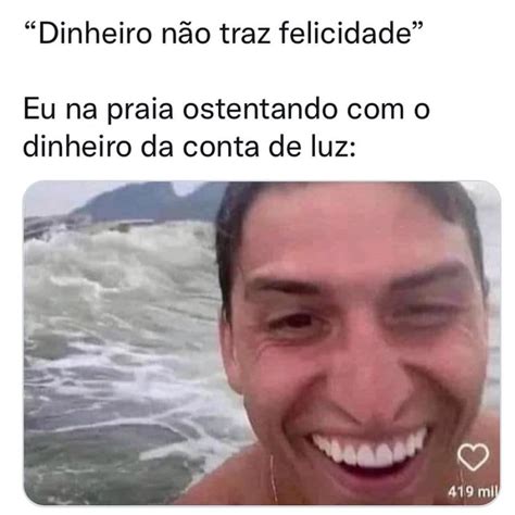 Dinheiro não traz felicidade Eu na praia ostentando o dinheiro