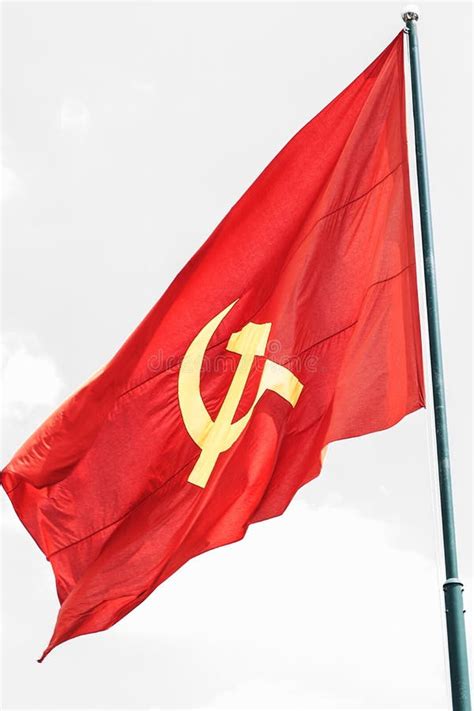 Grande Bandeira Comunista Flutuando No Vento Com Fundo Azul Imagem De Stock Imagem De Sinal