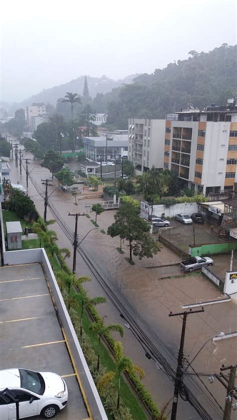 Rio Quitandinha transborda e interdita rua no Centro de Petrópolis no