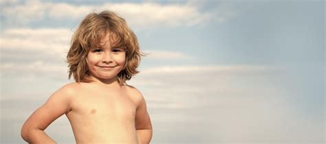 Retrato De Ni O Feliz Sin Camisa Sonriendo Verano Al Aire Libre Cielo