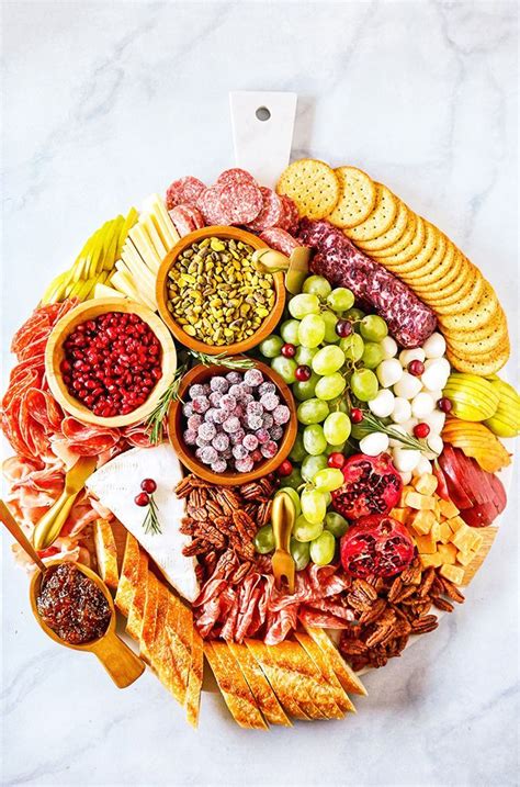 Easy Christmas Charcuterie Board For The Holidays It S Packed With Delicious Holiday Favorites A