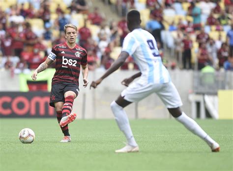 Oeste contrata zagueiro que foi campeão da Libertadores pelo Flamengo