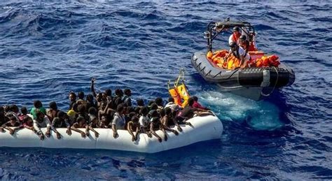 Strage Nel Mediterraneo Barcone Si Ribalta Morti 43 Migranti