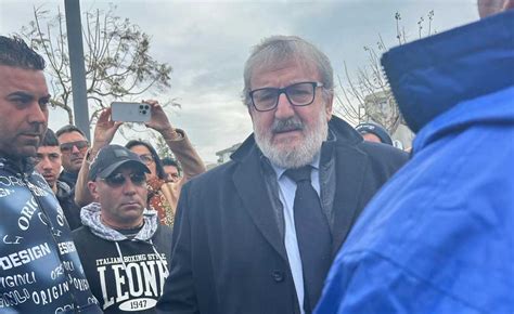 Emiliano Incontra Gli Agricoltori Salentini A Bari Xylella Solo Il