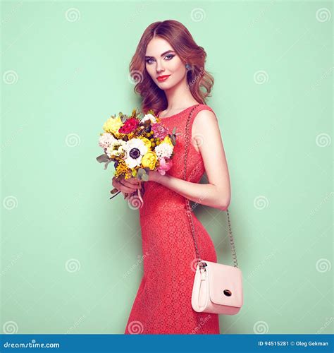 Blonde Junge Frau Im Eleganten Roten Kleid Stockbild Bild Von Gr N Kleid