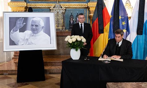 S Der W Rdigt Benedikt Xvi Und K Ndigt Reise Nach Rom An