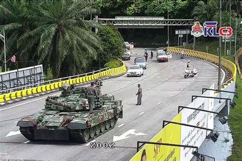 Foto Tank Malaysia Mogok Di Jalan Militer Minta Maaf Dan Janji Tak