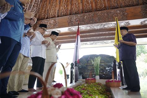 Ziarah Ke Makam Bung Karno Prabowo Sebut Soekarno Pemersatu Bangsa