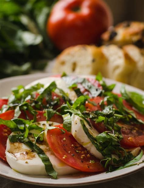 Salada De Caprese Tomates Manjericão E Mozzarella Pão E