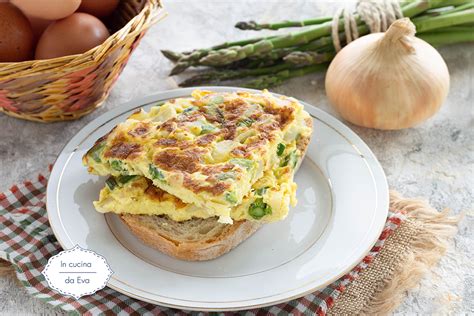 Frittata Con Asparagi E Cipolla Cotta In Padella Con Olio