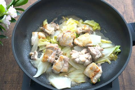 鶏肉と白菜炒めの簡単レシピ。白菜の水分を飛ばして美味しさアップ！ やまでら くみこ のレシピ