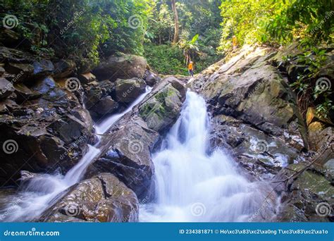 Cascada Con Gran Roca En El Bosque Tropical Lluvioso Imagen De Archivo