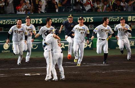 阪神サヨナラ勝ちのシーンで石井大智の行動がsnsで評判に「まるで野手並み」「二刀流できるね」「これはいいスピード感」 阪神タイガース デイリースポーツ Online