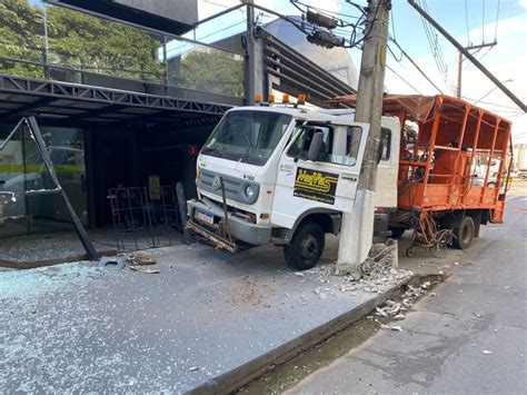 Caminh O Colide Contra Poste Na Avenida Europa