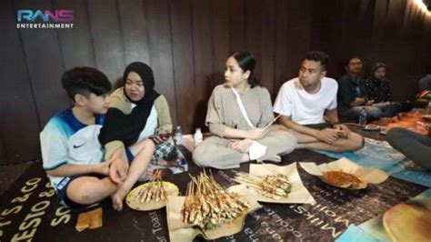 Pertama Kali Makan Di Pinggir Jalan Rafathar Tak Tahu Lontong Nagita