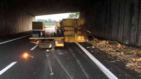 Caos In Tangenziale Il Rimorchio Di Un Tir Si Ribalta Alla Falchera