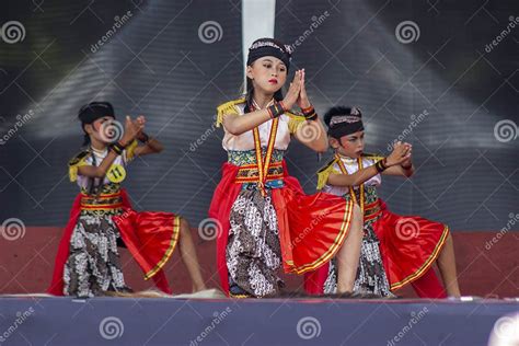 Traditional dance editorial photography. Image of dance - 262095357