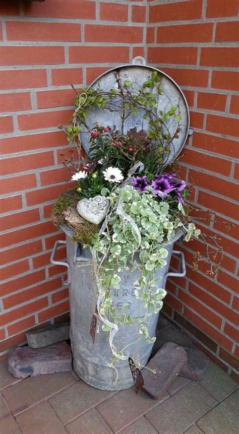 Blumendeko In Der Tonne Mehr Balcony Garden Garden Planters Garden