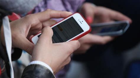 Federal Health Agencies Disagree Over Link Between Cell Phone Radiation