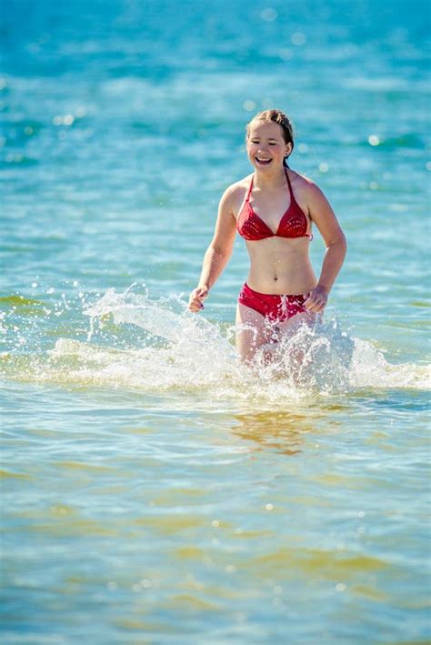 De Bikini Van Het Tienermeisje Stock Afbeelding Image Of Rood Kaukasisch