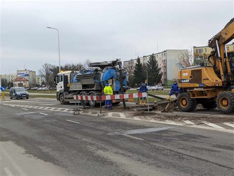 Awaria sieci wodociągowej w Ostrołęce Brak wody w centrum miasta ZDJĘCIA