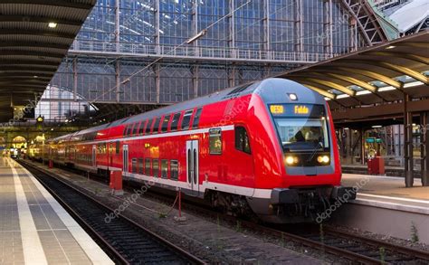 Tren regional express en la estación de Frankfurt am Main Alemania