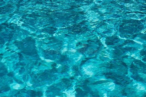 Agua Rizada En La Piscina Con Reflejo Solar Fondo De Agua Ondulada