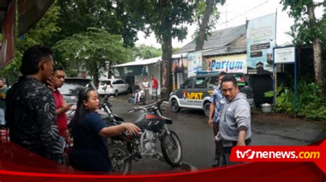 Aksi Pencurian Uang Dalam Mobil Mini Bus Terekam CCTV Pelaku Berhasil