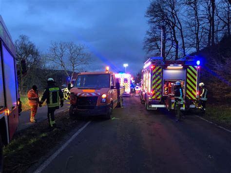 Fw Horn Bad Meinberg Schwerer Verkehrsunfall Mit Eingeklemmter Person