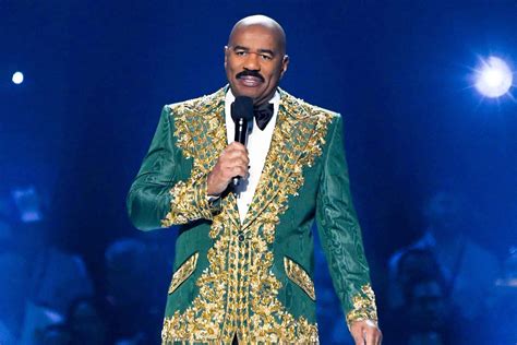 Download Steve Harvey Hosting In Green And Gold Suit Wallpaper