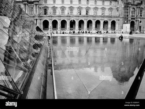 Pir Mide De Cristal Del Louvre Y Fuente De Agua En La Parte Delantera