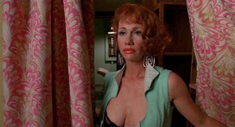 Kathy Baker Nuda ~30 Anni In Edward Scissorhands