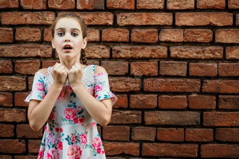 Belle Adolescente Sur Fond De Mur De Briques Portrait émotionnel