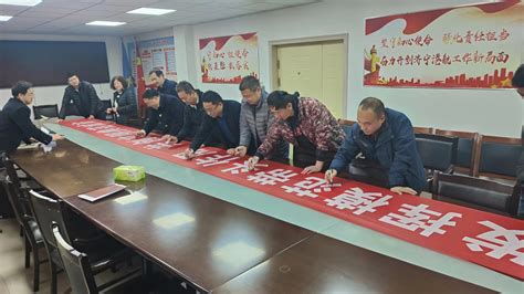 济宁市人民政府 基层动态 微山港航服务站开展倡议“发挥模范带头作用 共创文明典范城市”签字活动