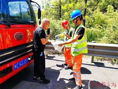 货车侧翻8吨货物散落 救援人员及时救援保畅 江南都市网