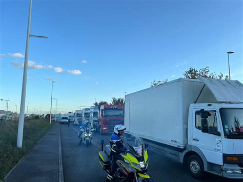 Manifestation des forains à Bayonne l opération escargot se poursuit